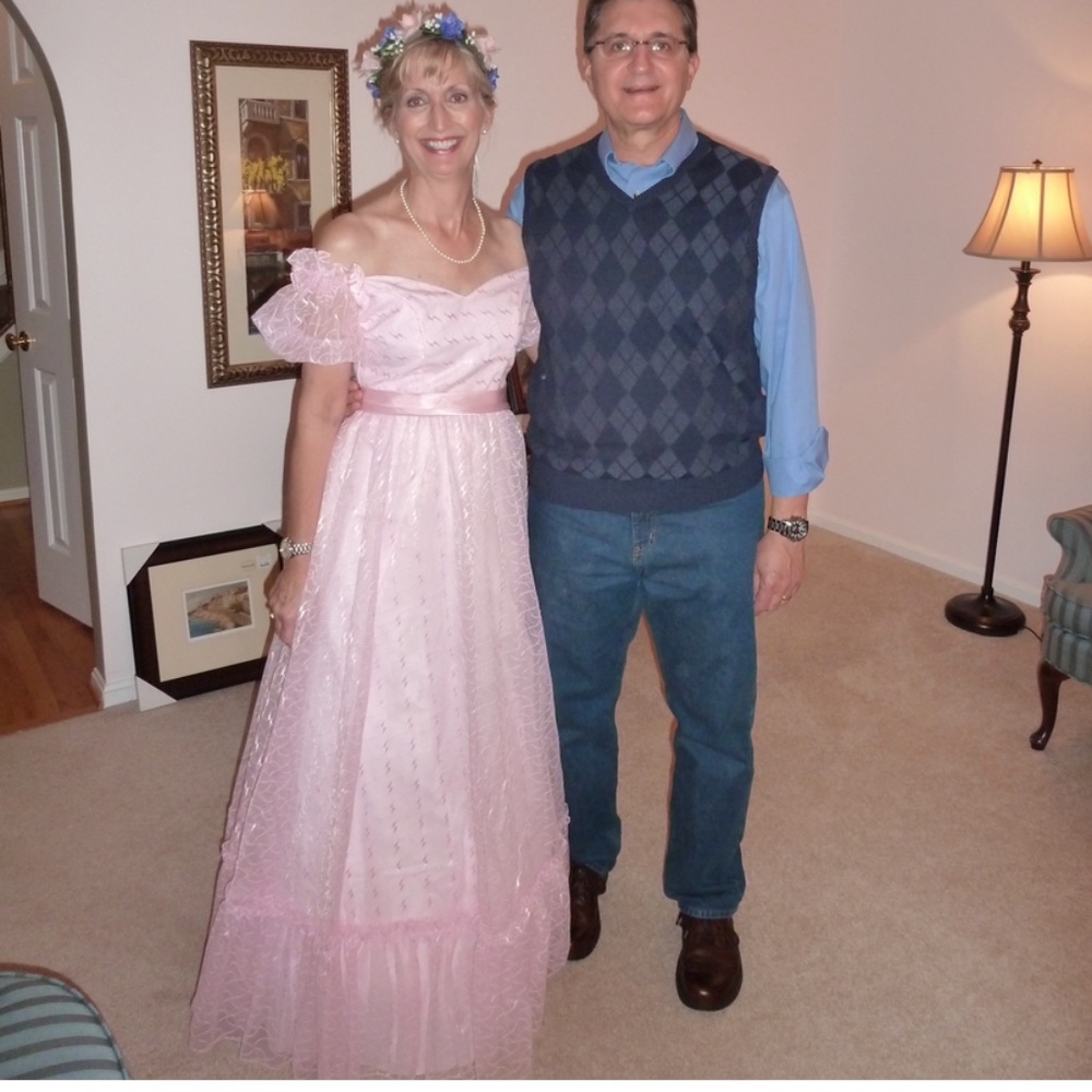 Women's Gown a la Sixteen Candles with.floral headpiece Size 9/10